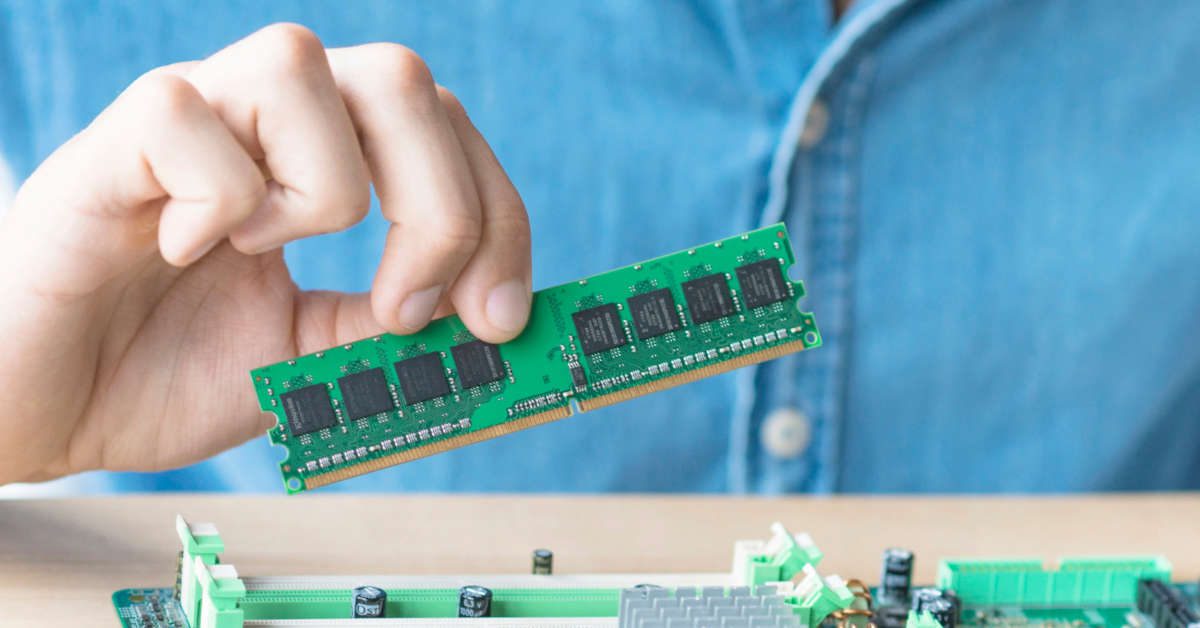 Pamięć do laptopa vs do komputera stacjonarnego (DIMM vs SO-DIMM) – różnice i oznaczenia